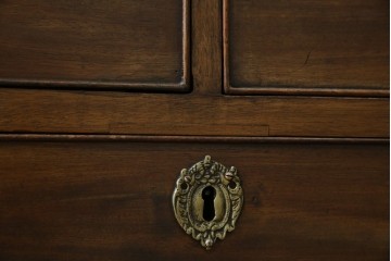 イギリスアンティーク　マホガニー材　凝ったつくりの取っ手がクラシカルな雰囲気を高めるライティングビューロー　(R-063350)