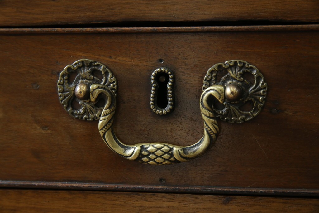 イギリスアンティーク　マホガニー材　凝ったつくりの取っ手がクラシカルな雰囲気を高めるライティングビューロー　(R-063350)