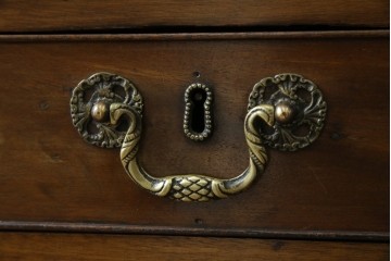 イギリスアンティーク　マホガニー材　凝ったつくりの取っ手がクラシカルな雰囲気を高めるライティングビューロー　(R-063350)