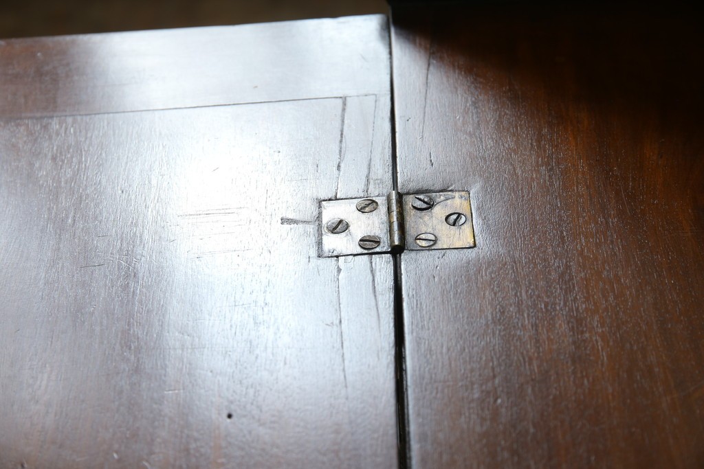 イギリスアンティーク　マホガニー材　凝ったつくりの取っ手がクラシカルな雰囲気を高めるライティングビューロー　(R-063350)