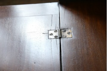 イギリスアンティーク　マホガニー材　凝ったつくりの取っ手がクラシカルな雰囲気を高めるライティングビューロー　(R-063350)