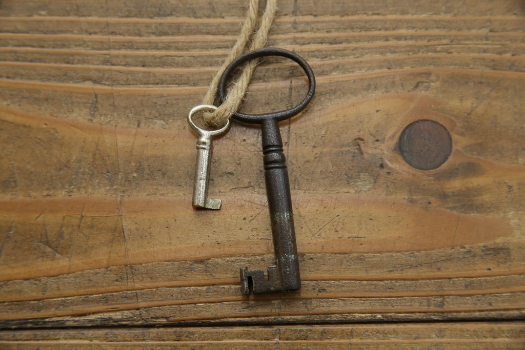 イギリスアンティーク　マホガニー材　凝ったつくりの取っ手がクラシカルな雰囲気を高めるライティングビューロー　(R-063350)