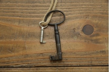 イギリスアンティーク　マホガニー材　凝ったつくりの取っ手がクラシカルな雰囲気を高めるライティングビューロー　(R-063350)