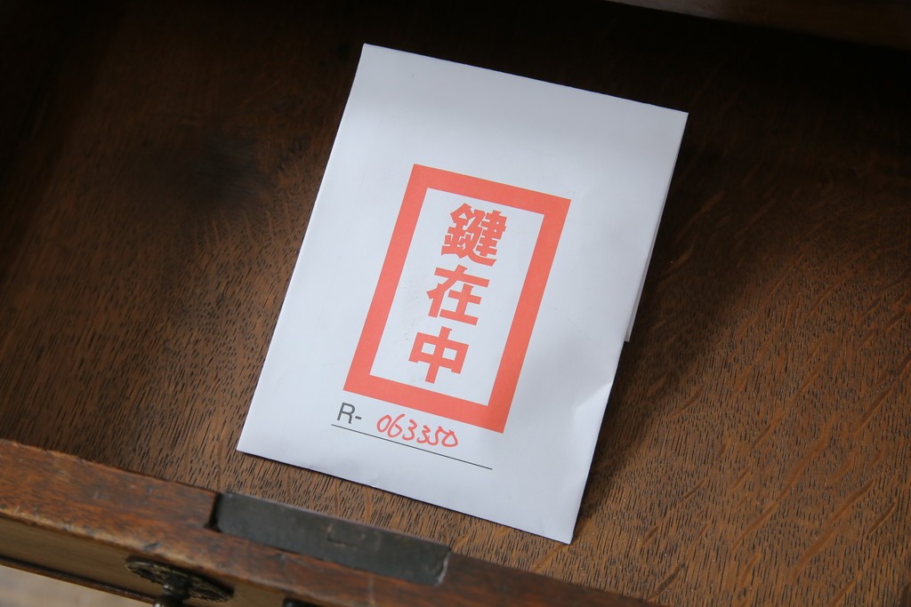 イギリスアンティーク　マホガニー材　凝ったつくりの取っ手がクラシカルな雰囲気を高めるライティングビューロー　(R-063350)