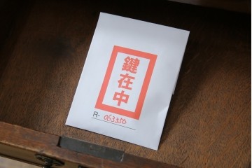 イギリスアンティーク　マホガニー材　凝ったつくりの取っ手がクラシカルな雰囲気を高めるライティングビューロー　(R-063350)