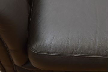イギリスビンテージ　本革　シックな大人の空間を演出するチェスターフィールドソファ(3人掛けソファ、三人掛け、3P、レザー、ヴィンテージ)(R-063351)