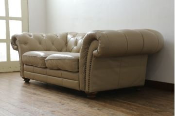 中古　イギリス輸入品　本革(レザー)　高級感溢れる佇まいが魅力のチェスターフィールドソファ(2.5人掛けソファ、3人掛けソファ、アームソファ)(R-063352)