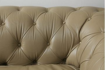 中古　イギリス輸入品　本革(レザー)　高級感溢れる佇まいが魅力のチェスターフィールドソファ(2.5人掛けソファ、3人掛けソファ、アームソファ)(R-063352)