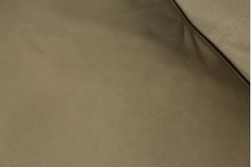 中古　イギリス輸入品　本革(レザー)　高級感溢れる佇まいが魅力のチェスターフィールドソファ(2.5人掛けソファ、3人掛けソファ、アームソファ)(R-063352)