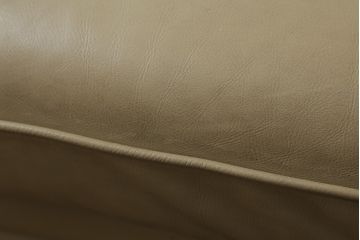 中古　イギリス輸入品　本革(レザー)　高級感溢れる佇まいが魅力のチェスターフィールドソファ(2.5人掛けソファ、3人掛けソファ、アームソファ)(R-063352)