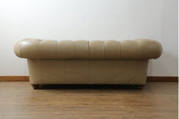 中古　イギリス輸入品　本革(レザー)　高級感溢れる佇まいが魅力のチェスターフィールドソファ(2.5人掛けソファ、3人掛けソファ、アームソファ)(R-063352)