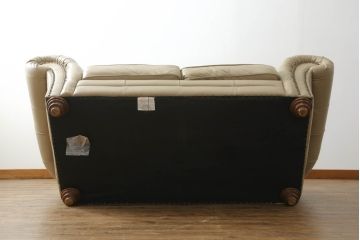 中古　イギリス輸入品　本革(レザー)　高級感溢れる佇まいが魅力のチェスターフィールドソファ(2.5人掛けソファ、3人掛けソファ、アームソファ)(R-063352)