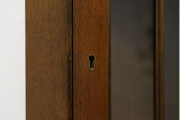 イギリスアンティーク　マホガニー材　象嵌入り　クラシカルな佇まいのコーナーキャビネット(戸棚、飾り棚、コーナーラック、収納棚、英国)(R-063353)