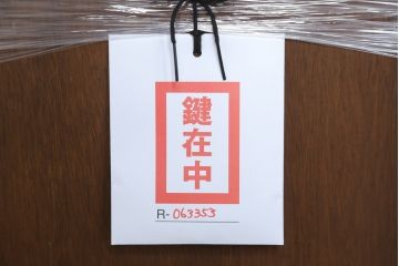 イギリスアンティーク　マホガニー材　象嵌入り　クラシカルな佇まいのコーナーキャビネット(戸棚、飾り棚、コーナーラック、収納棚、英国)(R-063353)