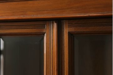 イギリスアンティーク　ウォールナット材　鏡付き　小振りなサイズが取り入れやすい!クラシカルなキャビネット(パーラーキャビネット、飾り棚、戸棚、収納棚、引き出し)(R-063356)