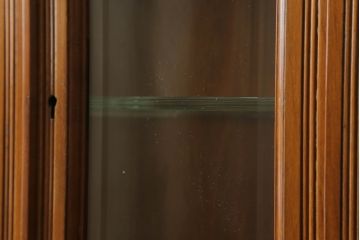 イギリスアンティーク　ウォールナット材　鏡付き　小振りなサイズが取り入れやすい!クラシカルなキャビネット(パーラーキャビネット、飾り棚、戸棚、収納棚、引き出し)(R-063356)