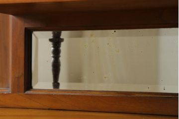 イギリスアンティーク　ウォールナット材　鏡付き　小振りなサイズが取り入れやすい!クラシカルなキャビネット(パーラーキャビネット、飾り棚、戸棚、収納棚、引き出し)(R-063356)