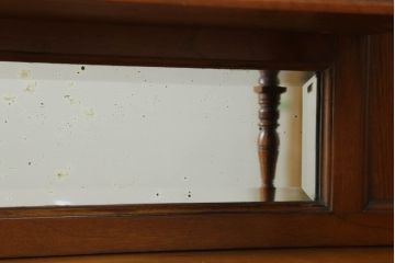 イギリスアンティーク　ウォールナット材　鏡付き　小振りなサイズが取り入れやすい!クラシカルなキャビネット(パーラーキャビネット、飾り棚、戸棚、収納棚、引き出し)(R-063356)