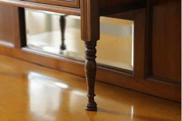 イギリスアンティーク　ウォールナット材　鏡付き　小振りなサイズが取り入れやすい!クラシカルなキャビネット(パーラーキャビネット、飾り棚、戸棚、収納棚、引き出し)(R-063356)