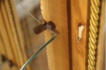 中古　イタリア家具　職人技が光る手彫りの彫刻が見事なキャビネット(ガラスケース、ショーケース、キュリオケース、飾り棚)(R-063372)