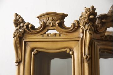中古　イタリア家具　職人技が光る手彫りの彫刻が見事なキャビネット(ガラスケース、ショーケース、キュリオケース、飾り棚)(R-063372)