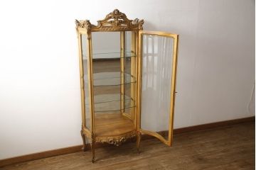 中古　イタリア家具　職人技が光る手彫りの彫刻が見事なキャビネット(ガラスケース、ショーケース、キュリオケース、飾り棚)(R-063372)