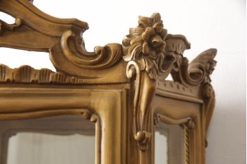 中古　イタリア家具　職人技が光る手彫りの彫刻が見事なキャビネット(ガラスケース、ショーケース、キュリオケース、飾り棚)(R-063372)