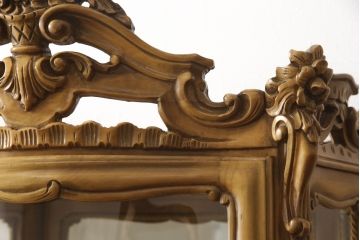 中古　イタリア家具　職人技が光る手彫りの彫刻が見事なキャビネット(ガラスケース、ショーケース、キュリオケース、飾り棚)(R-063372)