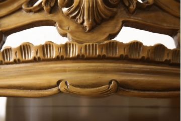 中古　イタリア家具　職人技が光る手彫りの彫刻が見事なキャビネット(ガラスケース、ショーケース、キュリオケース、飾り棚)(R-063372)