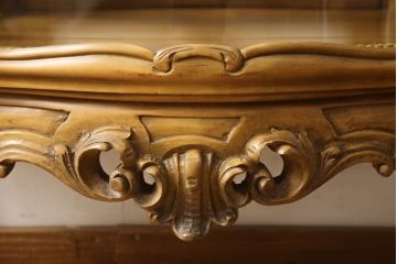 中古　イタリア家具　職人技が光る手彫りの彫刻が見事なキャビネット(ガラスケース、ショーケース、キュリオケース、飾り棚)(R-063372)