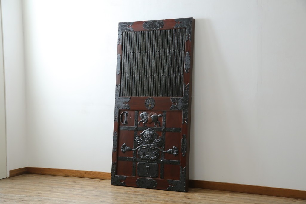 アンティーク建具　総欅(ケヤキ)材　最上級　富山産　重厚感のある馬の金具が特徴的な格子蔵戸　(R-063374)