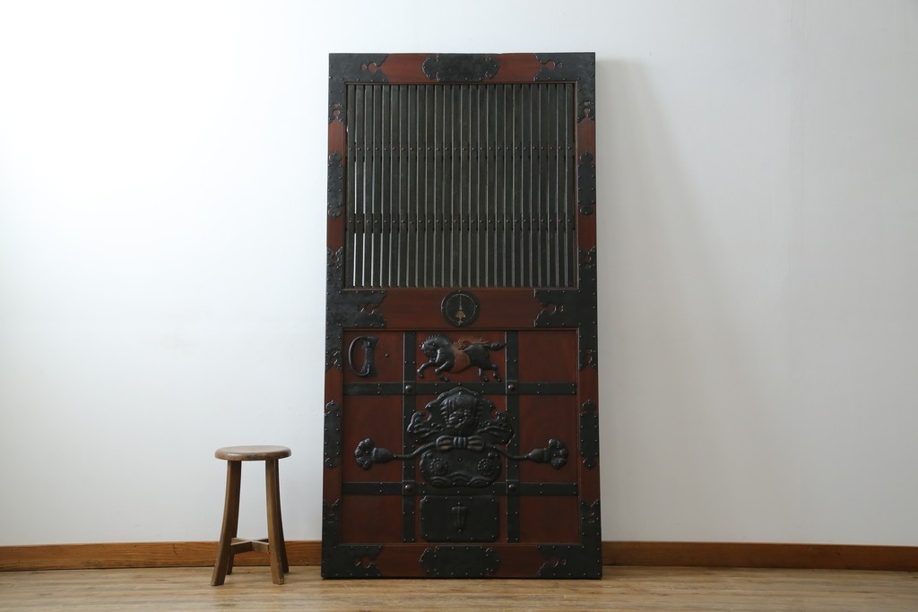 アンティーク建具　総欅(ケヤキ)材　最上級　富山産　重厚感のある馬の金具が特徴的な格子蔵戸　(R-063374)