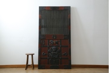 アンティーク建具　総欅(ケヤキ)材　最上級　富山産　重厚感のある馬の金具が特徴的な格子蔵戸　(R-063374)