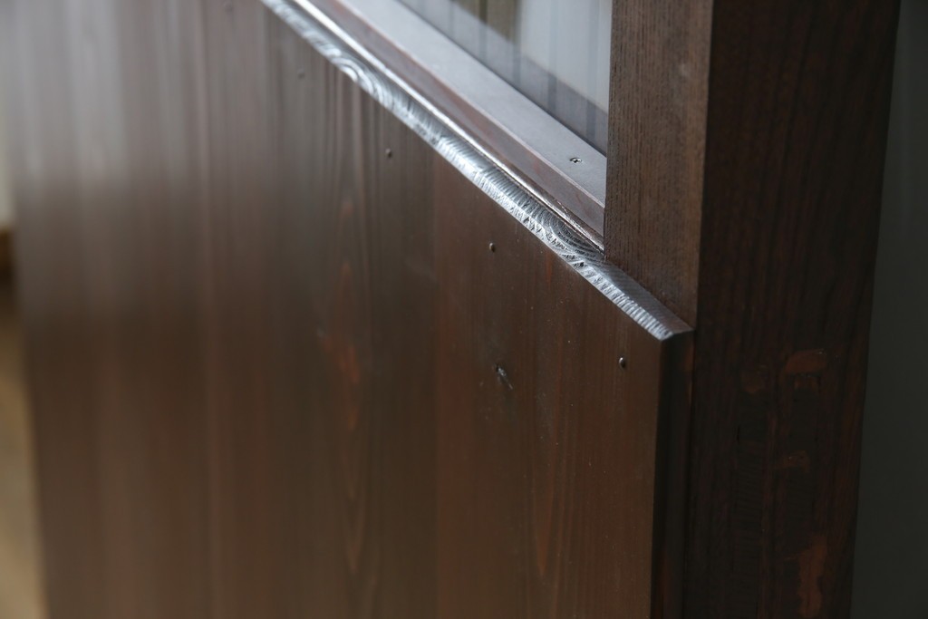 アンティーク建具　総欅(ケヤキ)材　最上級　富山産　重厚感のある馬の金具が特徴的な格子蔵戸　(R-063374)