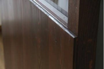 アンティーク建具　総欅(ケヤキ)材　最上級　富山産　重厚感のある馬の金具が特徴的な格子蔵戸　(R-063374)