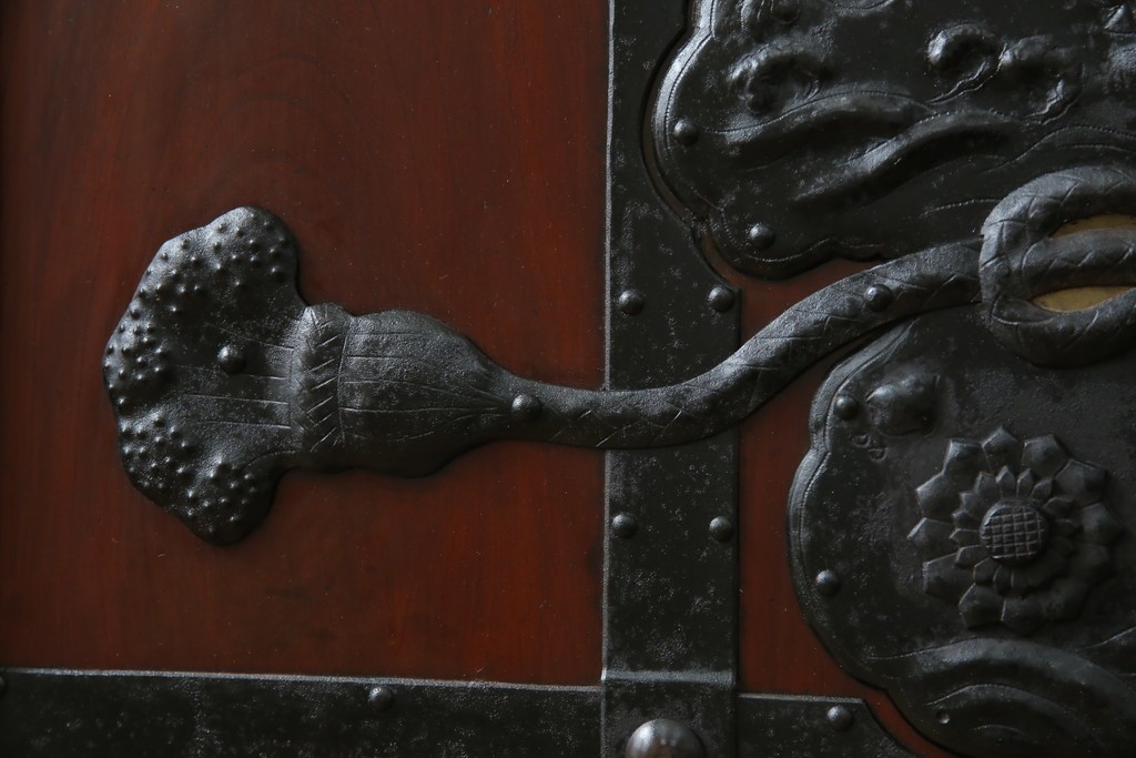 アンティーク建具　総欅(ケヤキ)材　最上級　富山産　重厚感のある馬の金具が特徴的な格子蔵戸　(R-063374)