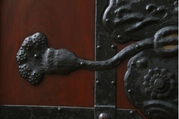 アンティーク建具　総欅(ケヤキ)材　最上級　富山産　重厚感のある馬の金具が特徴的な格子蔵戸　(R-063374)