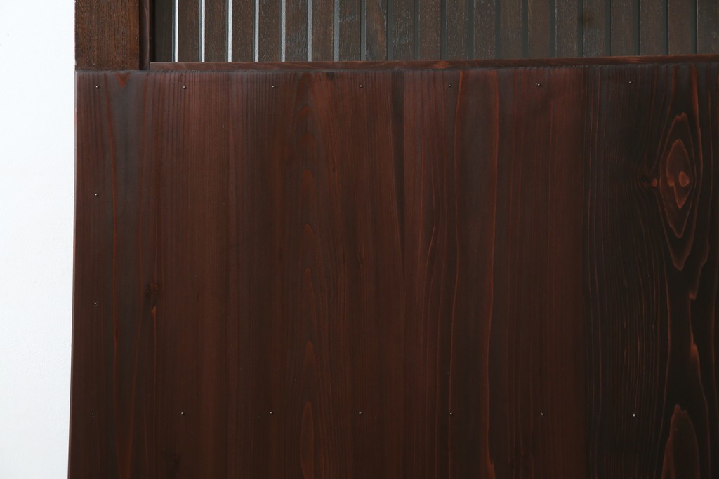 アンティーク建具　総欅(ケヤキ)材　最上級　富山産　重厚感のある馬の金具が特徴的な格子蔵戸　(R-063374)