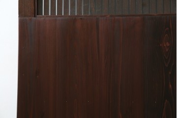 アンティーク建具　総欅(ケヤキ)材　最上級　富山産　重厚感のある馬の金具が特徴的な格子蔵戸　(R-063374)