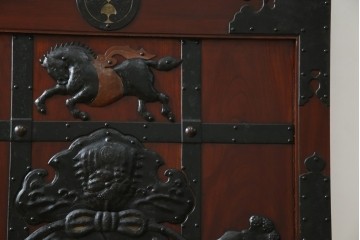 アンティーク建具　総欅(ケヤキ)材　最上級　富山産　重厚感のある馬の金具が特徴的な格子蔵戸　(R-063374)