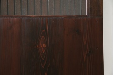 アンティーク建具　総欅(ケヤキ)材　最上級　富山産　重厚感のある馬の金具が特徴的な格子蔵戸　(R-063374)