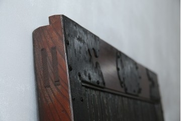 アンティーク建具　総欅(ケヤキ)材　最上級　富山産　重厚感のある馬の金具が特徴的な格子蔵戸　(R-063374)