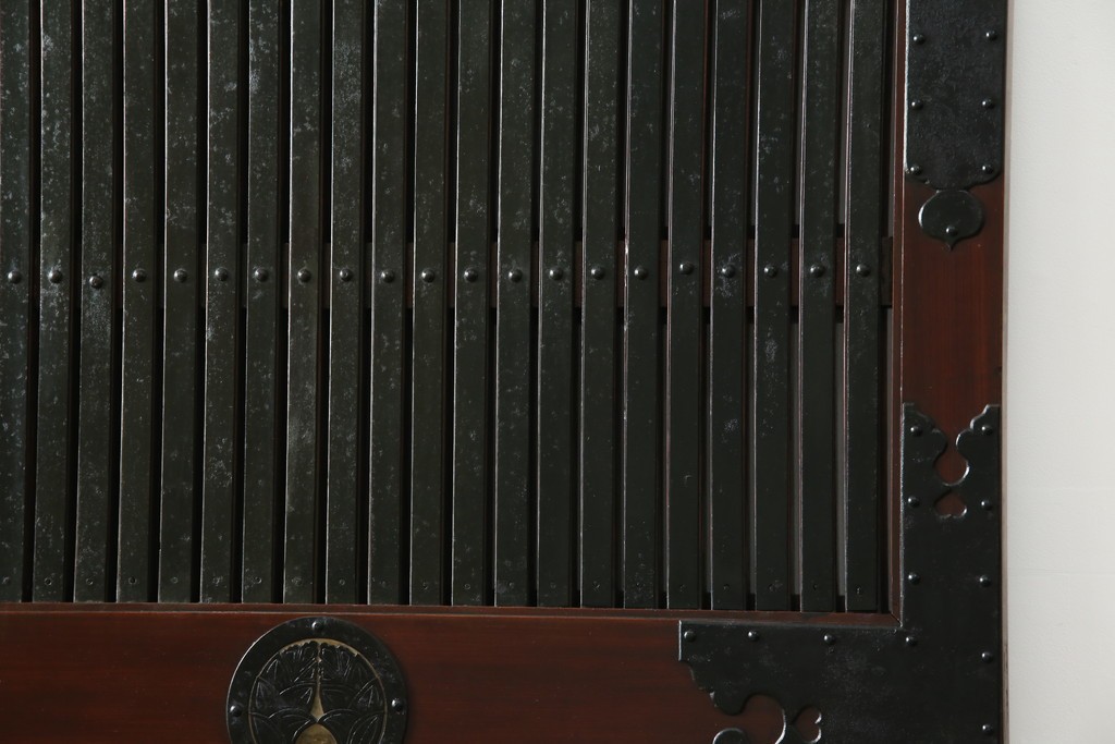 アンティーク建具　総欅(ケヤキ)材　最上級　富山産　重厚感のある馬の金具が特徴的な格子蔵戸　(R-063374)