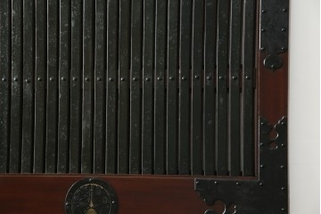 アンティーク建具　総欅(ケヤキ)材　最上級　富山産　重厚感のある馬の金具が特徴的な格子蔵戸　(R-063374)