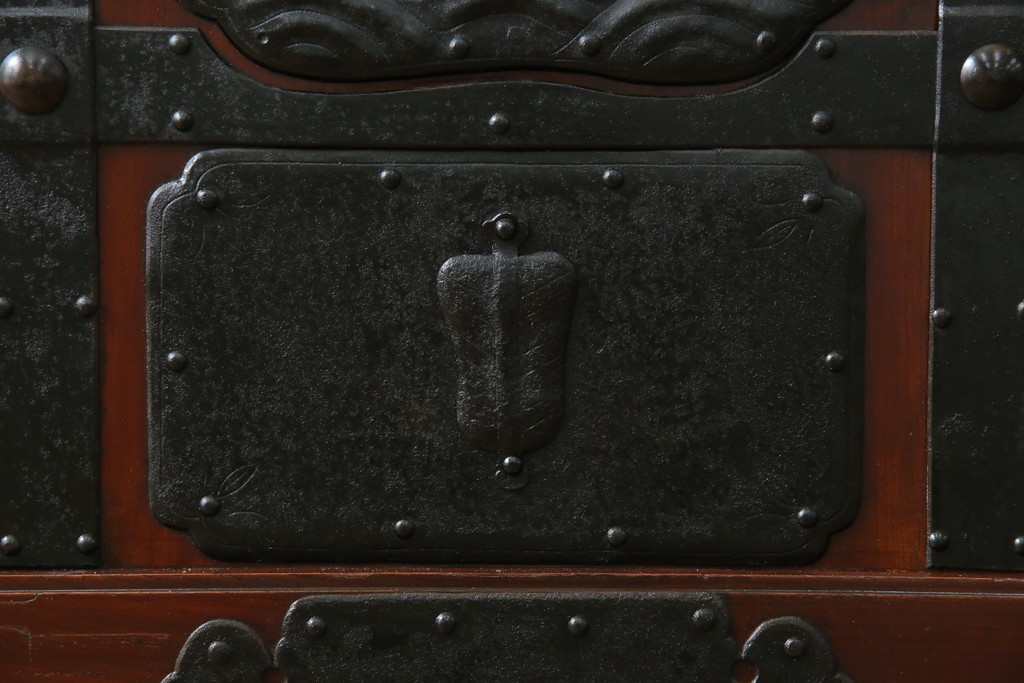 アンティーク建具　総欅(ケヤキ)材　最上級　富山産　重厚感のある馬の金具が特徴的な格子蔵戸　(R-063374)