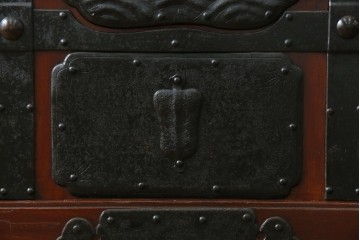 アンティーク建具　総欅(ケヤキ)材　最上級　富山産　重厚感のある馬の金具が特徴的な格子蔵戸　(R-063374)