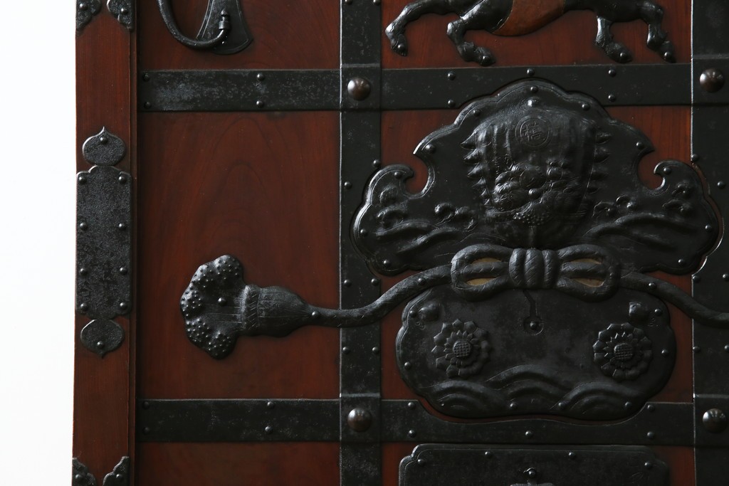 アンティーク建具　総欅(ケヤキ)材　最上級　富山産　重厚感のある馬の金具が特徴的な格子蔵戸　(R-063374)