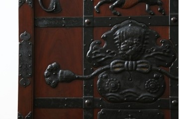 アンティーク建具　総欅(ケヤキ)材　最上級　富山産　重厚感のある馬の金具が特徴的な格子蔵戸　(R-063374)