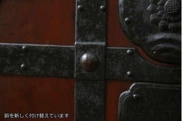 アンティーク建具　総欅(ケヤキ)材　最上級　富山産　重厚感のある馬の金具が特徴的な格子蔵戸　(R-063374)