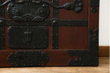 アンティーク建具　総欅(ケヤキ)材　最上級　富山産　重厚感のある馬の金具が特徴的な格子蔵戸　(R-063374)